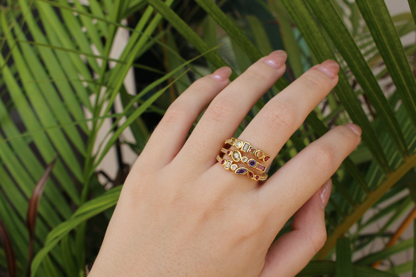 Anillo Dorado Triple con Zirconias Rosas y Moradas