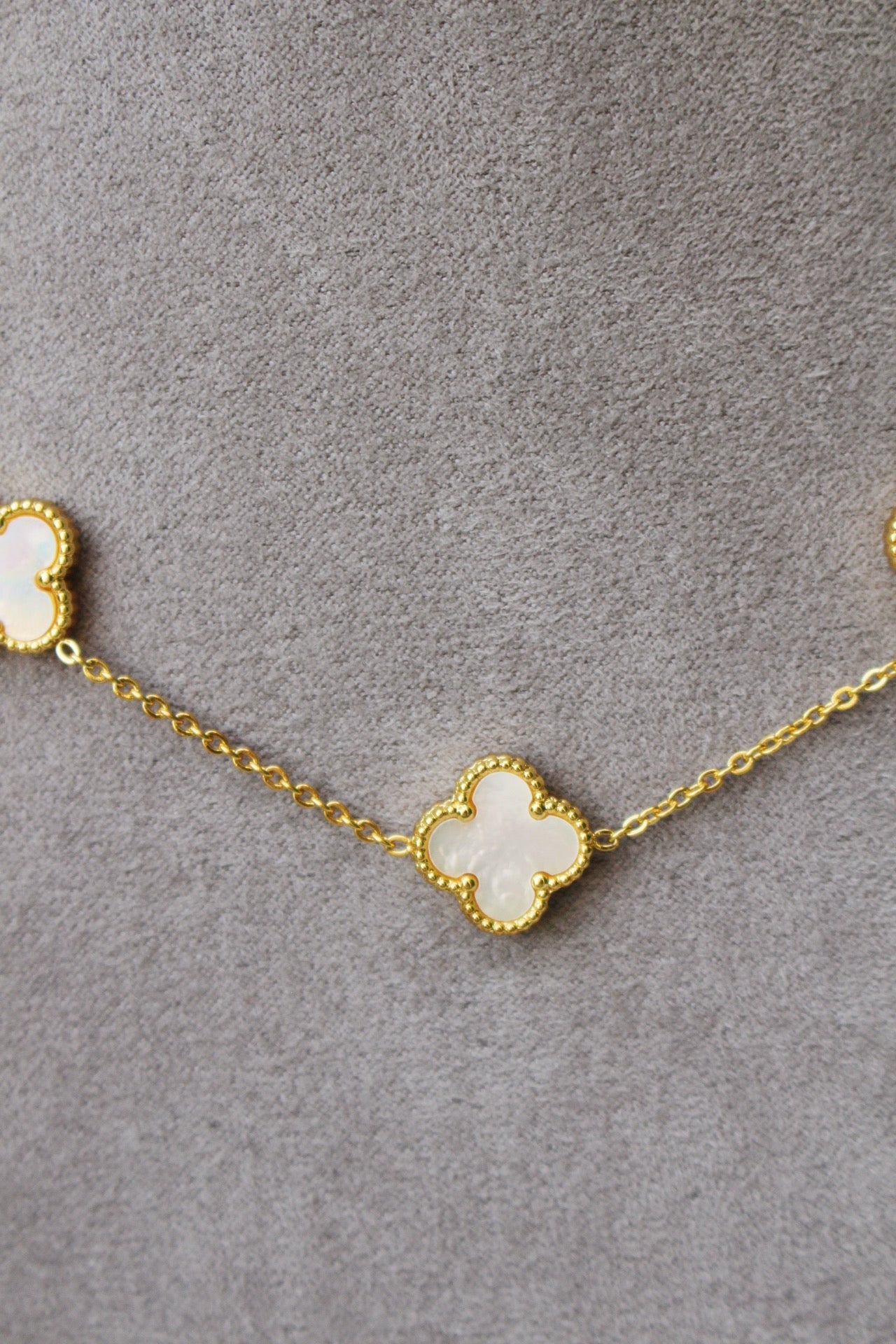 Collar Dorado Corto Trébol Blanco