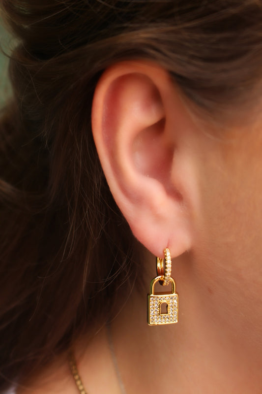 Aretes Dorados Candados con Zirconias