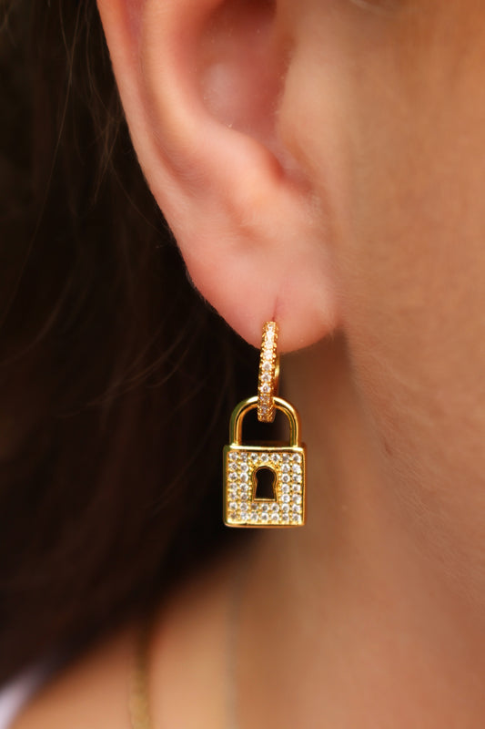 Aretes Dorados Candados con Zirconias